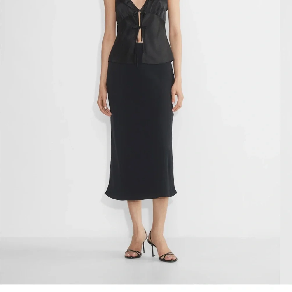 Chic Black Ruffled Sleeveless Top - Picture 2 of 2